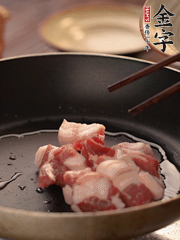 五花肉切條，煎到兩面金黃。