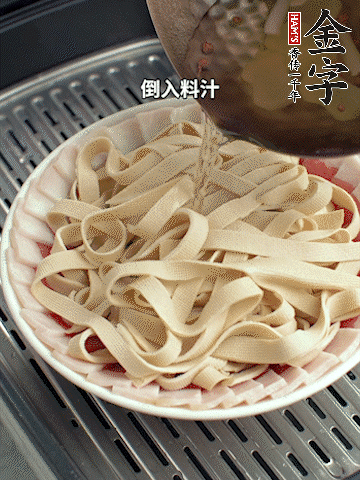 將料汁倒入食材中，改上保鮮膜蒸半小時(shí)。