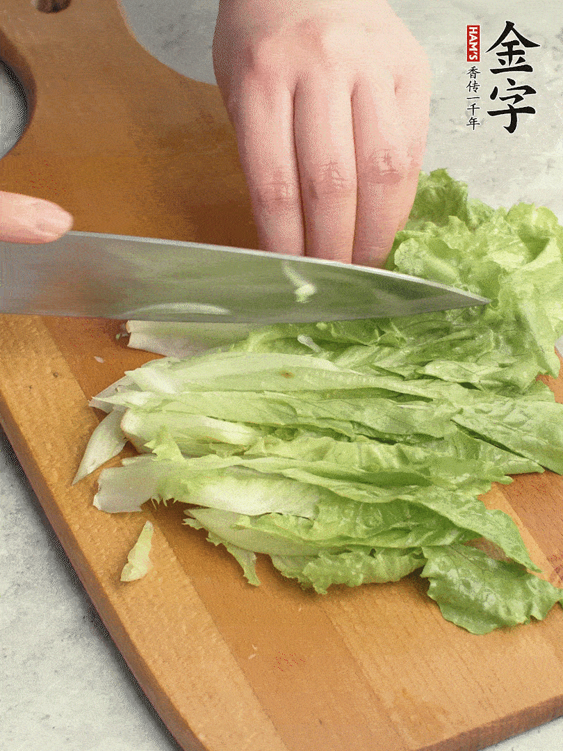 胡蘿卜、生菜、黃瓜切絲。