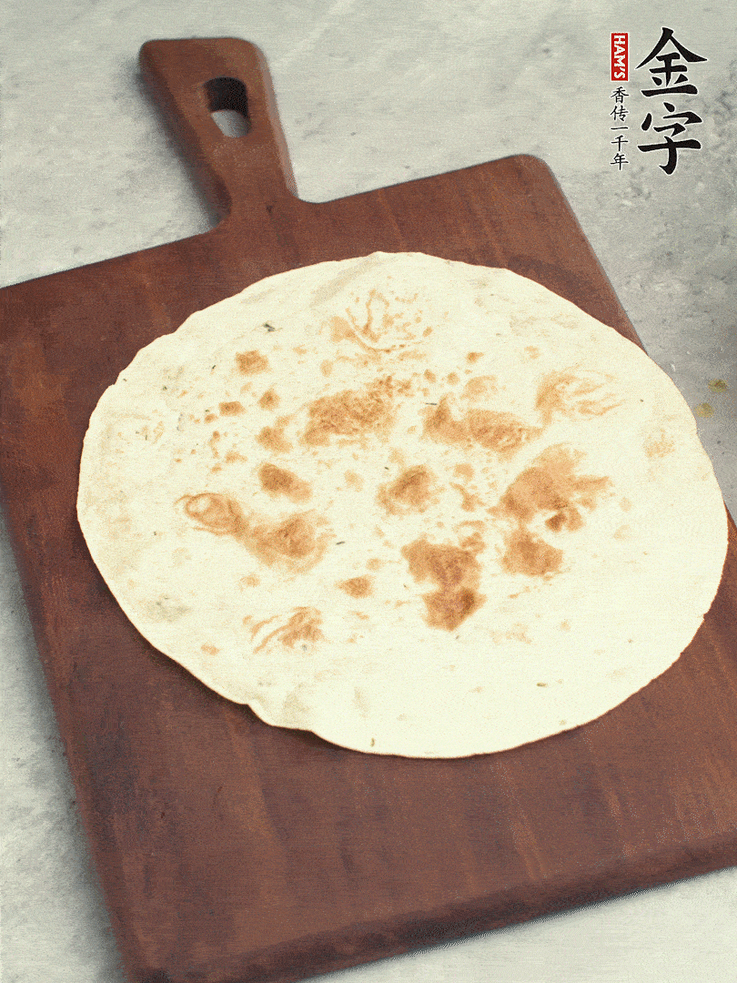 食材依次鋪在卷餅皮上，卷起來。