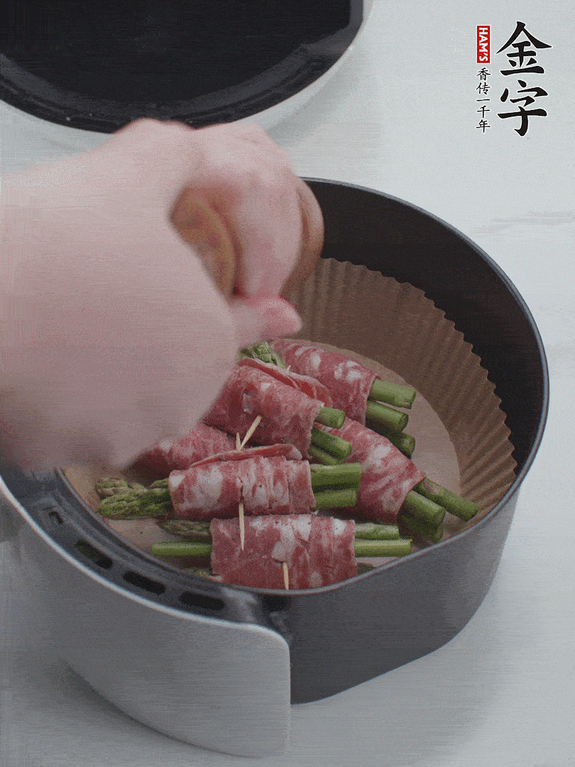 在培根卷上撒點(diǎn)黑胡椒碎。