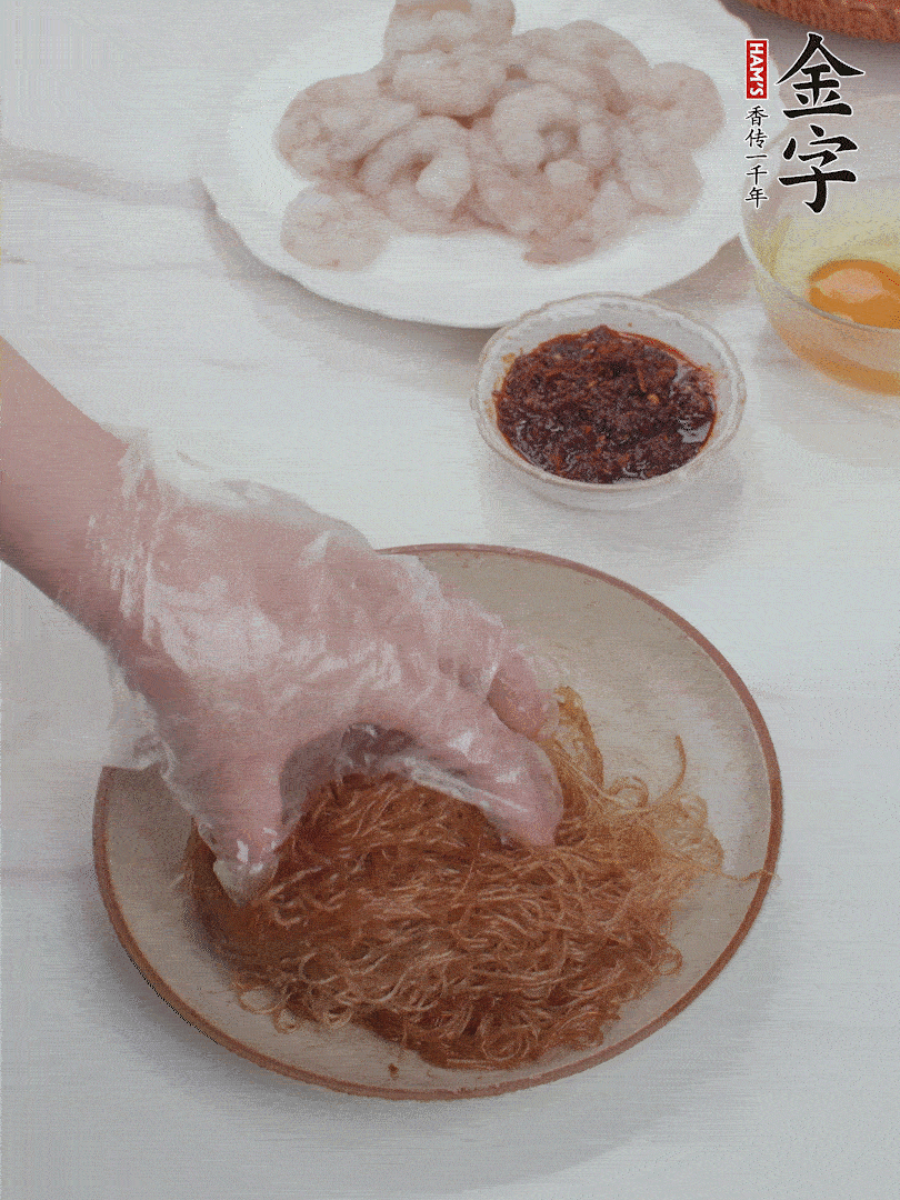 粉絲泡軟后，入沸水煮10秒，撈出后加1/2勺老抽、1/2勺食用油挑松。