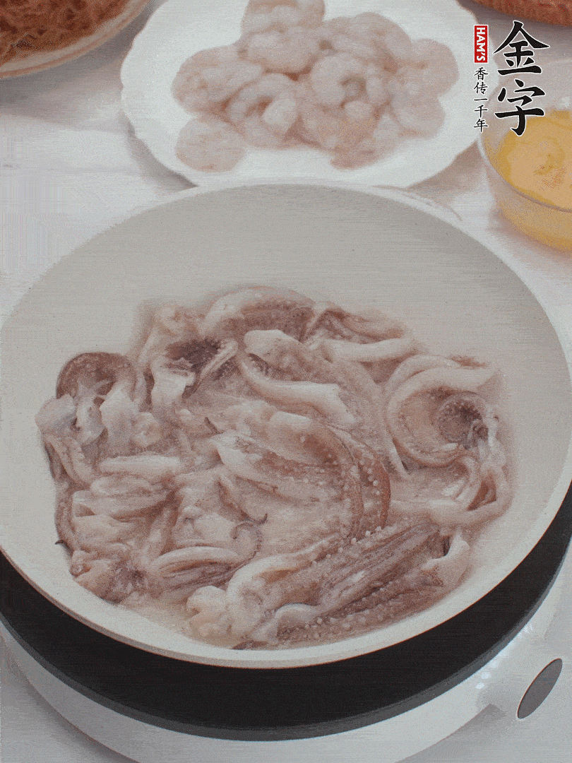 蝦仁、魷魚滑油，蛋液炒制半熟。