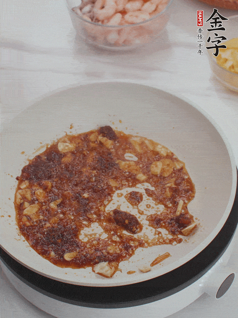 冷鍋熱油，1大勺金字火腿XO醬、蒜末炒香，倒粉絲一起炒。