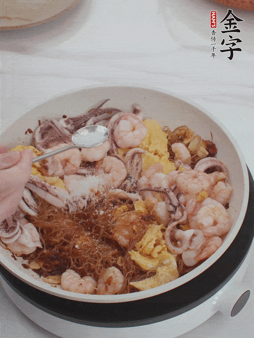 加雞蛋，蝦仁，魷魚混合。