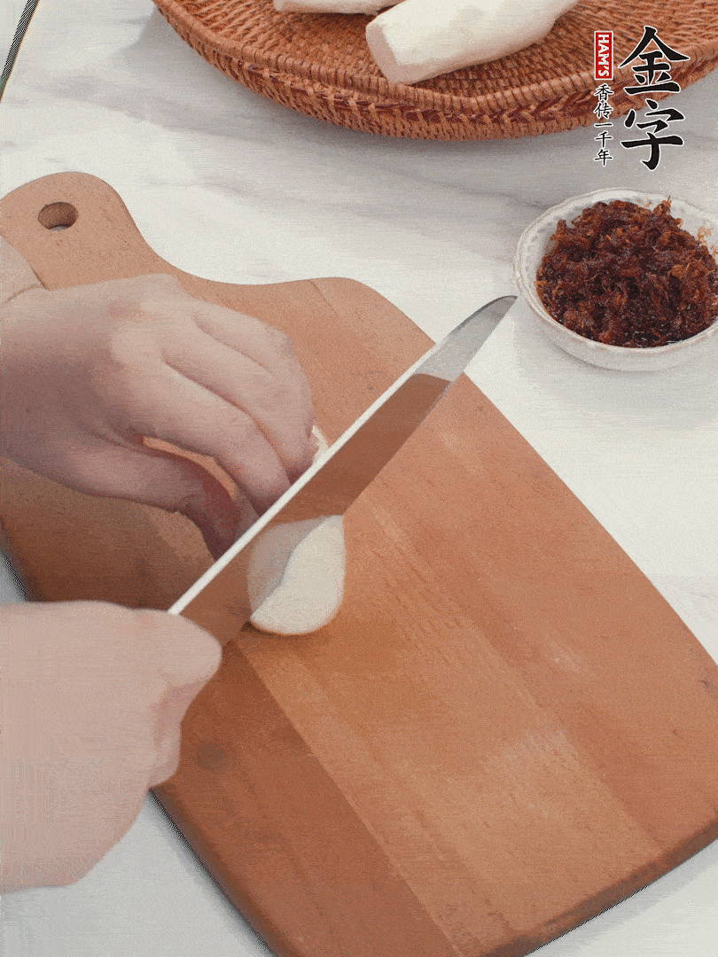 茭白剝殼，洗凈后切滾刀塊。