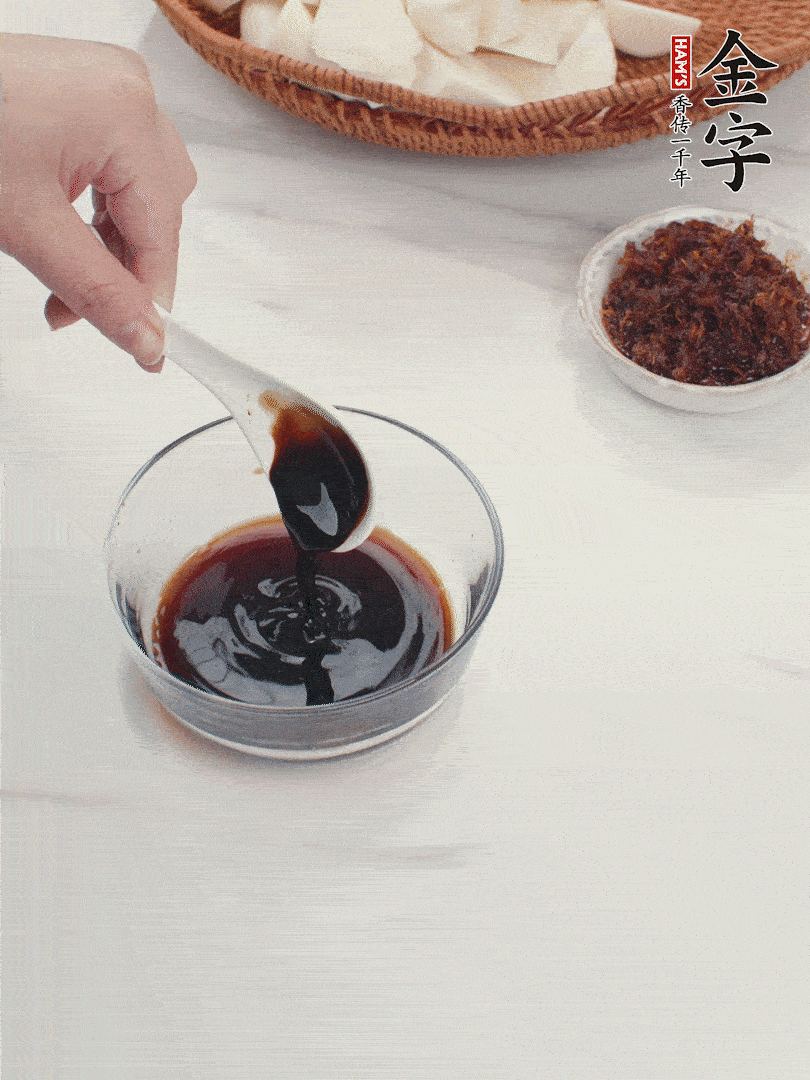 將生抽、老抽、黃酒和白砂糖在小碗里調(diào)成味汁。