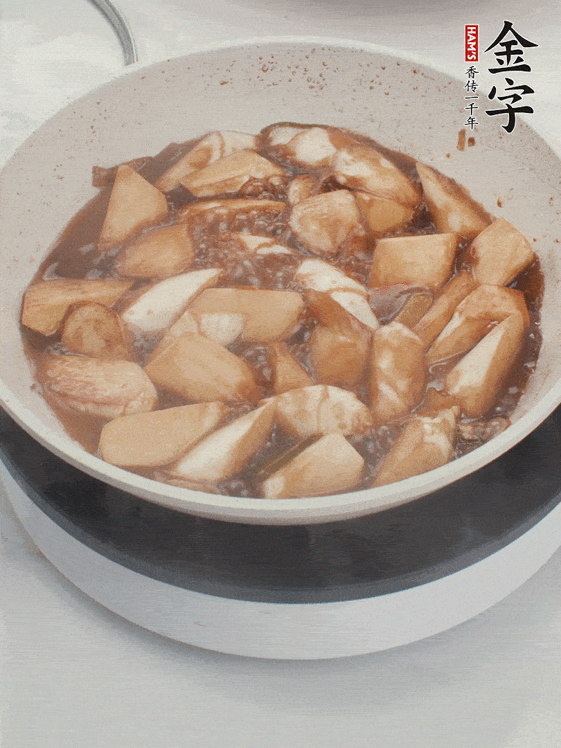 待茭白煸到微微發(fā)黃加入調(diào)好的味汁翻炒。加一小碗清水蓋蓋子燜3-4分鐘。