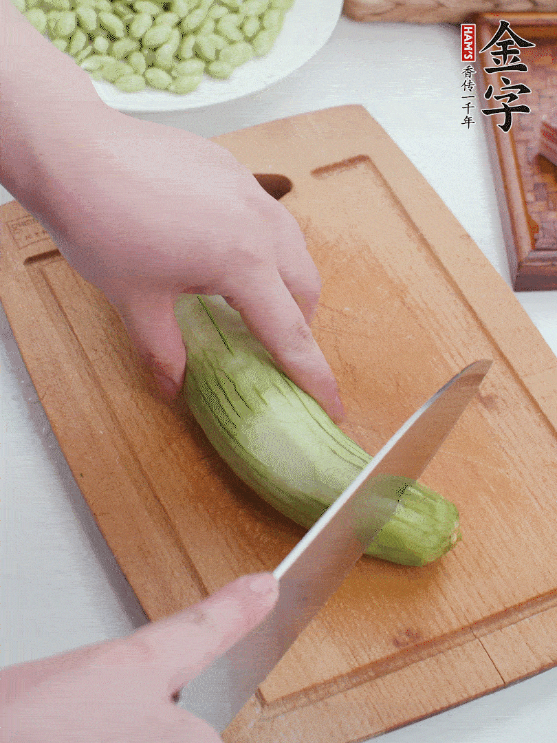 絲瓜去掉外皮，去掉兩端，切成滾刀塊。