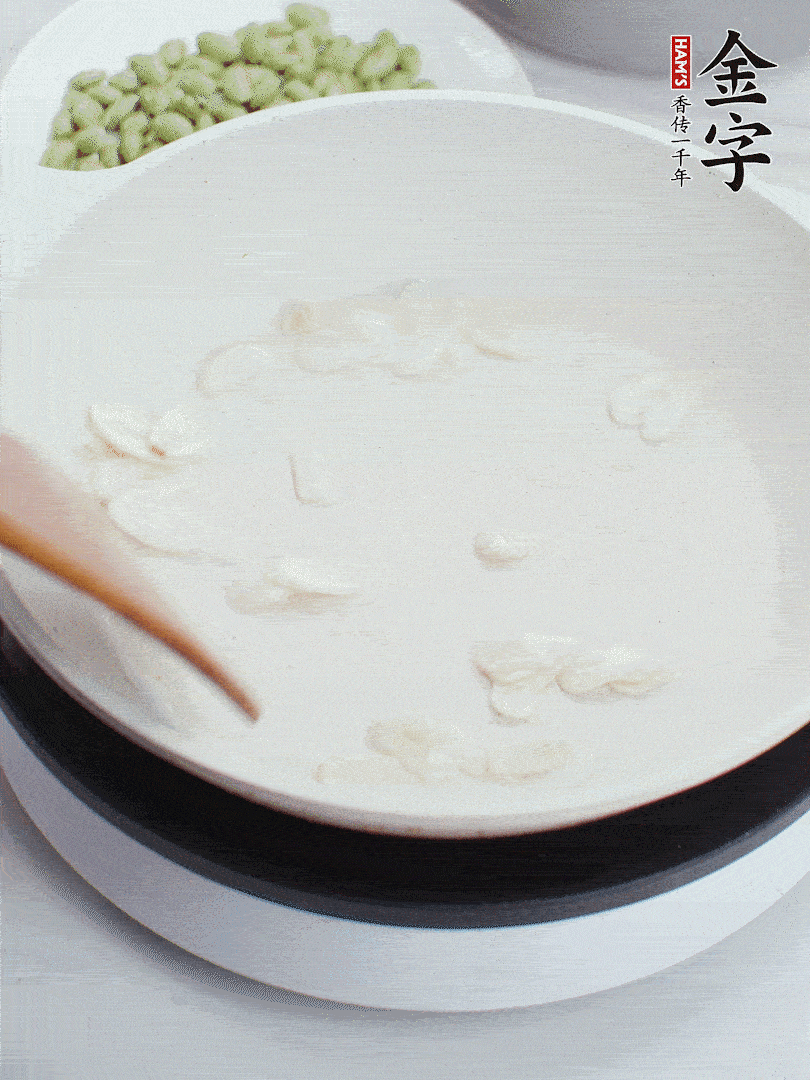 金字淡咸肉煮15分鐘，撈出切片。油5成熱時，蒜末、咸肉爆香。