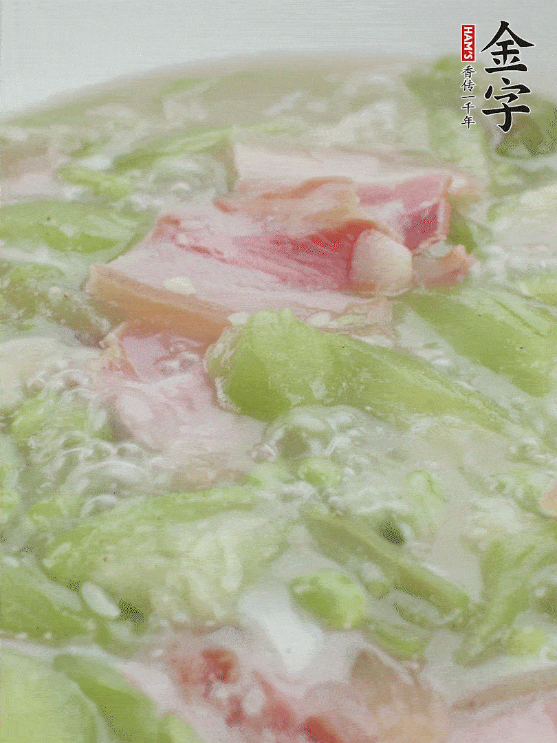 加一點熱水、白胡椒粉、雞精翻炒1分鐘。