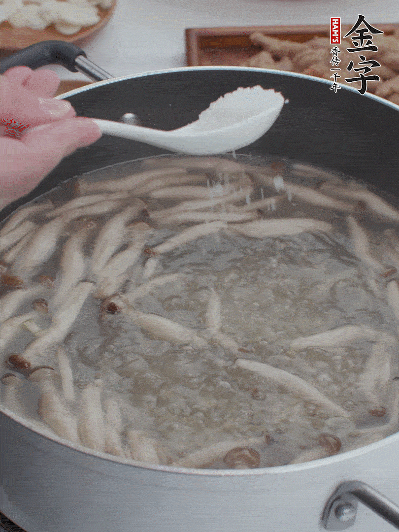 1勺鹽、一點(diǎn)胡椒粉調(diào)味。