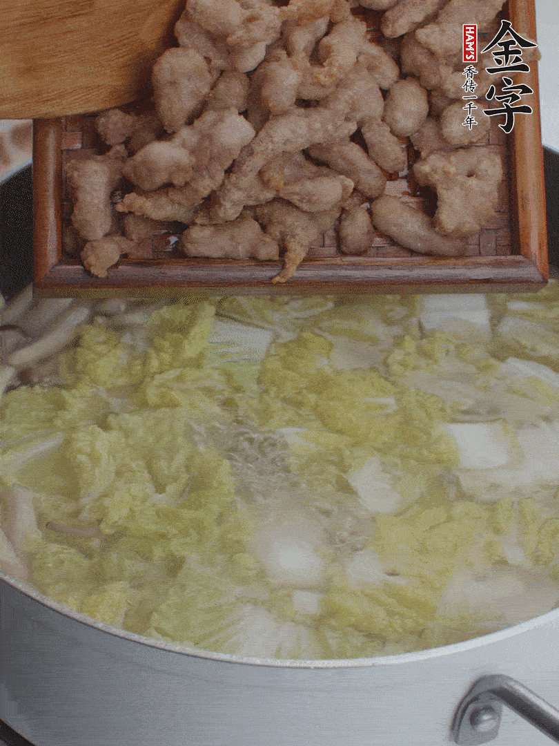 水開(kāi)后煮10分鐘，下娃娃菜、小酥肉煮3分鐘。