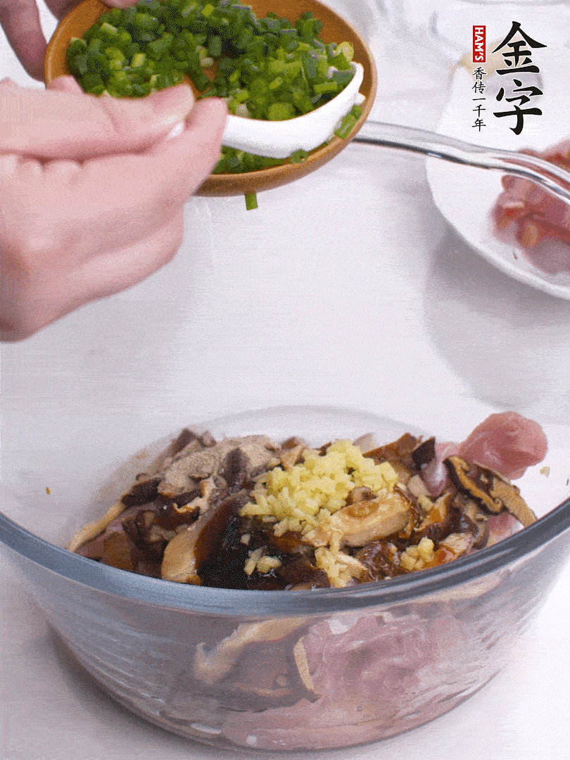 雞肉、香菇混合，加清水1/3杯、料酒1勺、蠔油1勺、鹽1勺、糖1/4勺、白胡椒1/4勺、食用油1勺、香油1/4勺、姜末、蔥花，攪拌均勻腌制2小時(shí)。