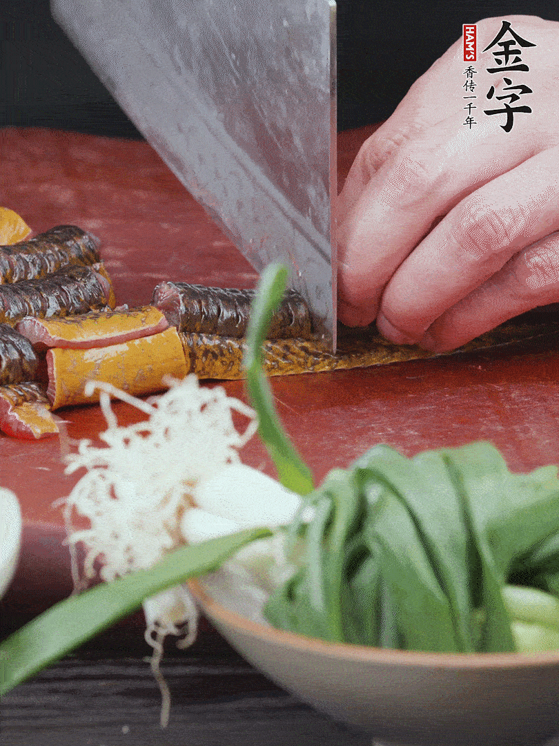 黃鱔去內(nèi)臟洗凈，切花刀斬段。沸水下鍋，加黃酒焯水去血沫。