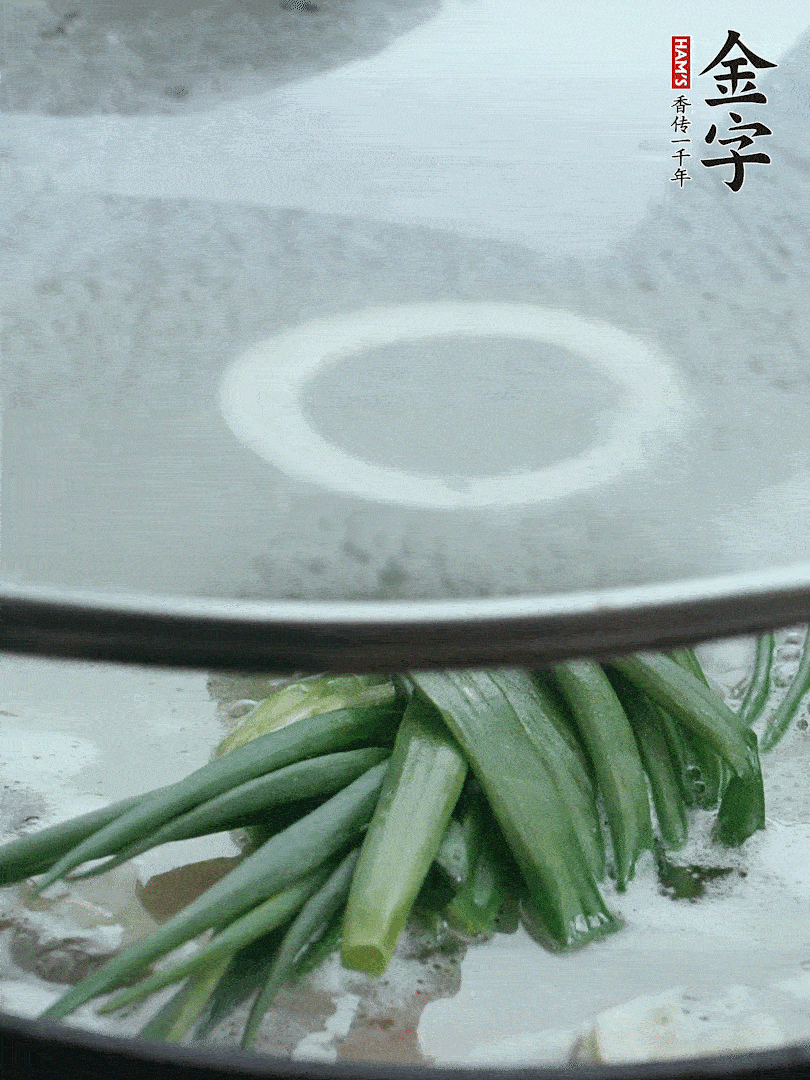 加蔥結(jié)去腥，大火開后中火燒20分鐘。