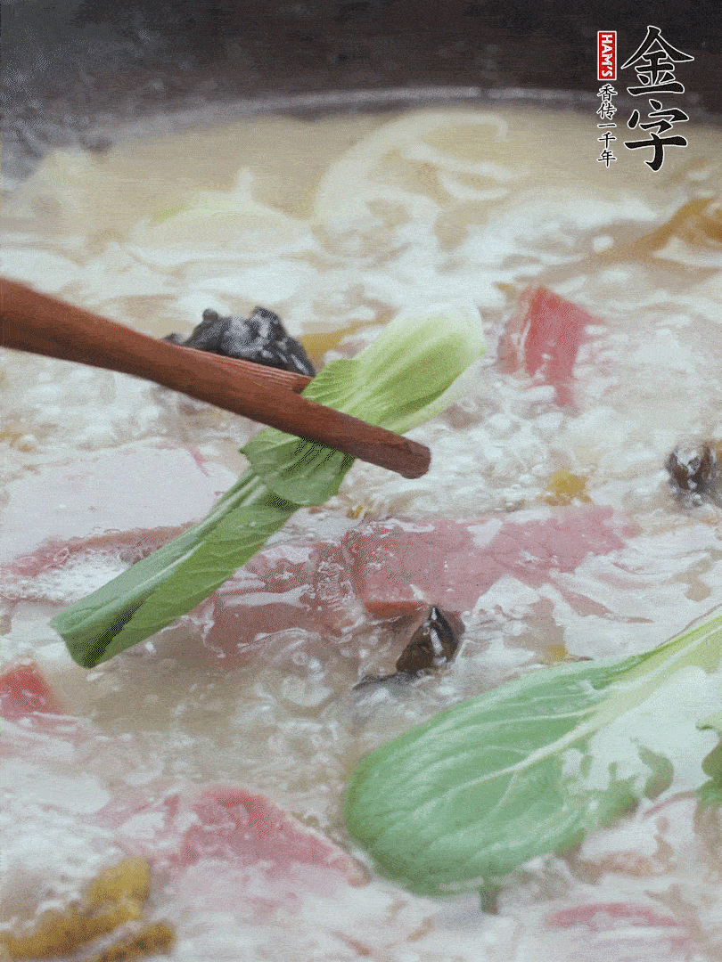 撈出蔥結(jié)，小菜心點(diǎn)綴。