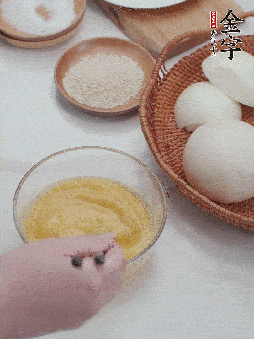 2個(gè)雞蛋加入1小勺鹽、1/2小勺胡椒粉打散。
