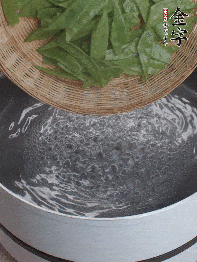 甜豆莢撕掉老筋，斜切兩半，焯水1分鐘。