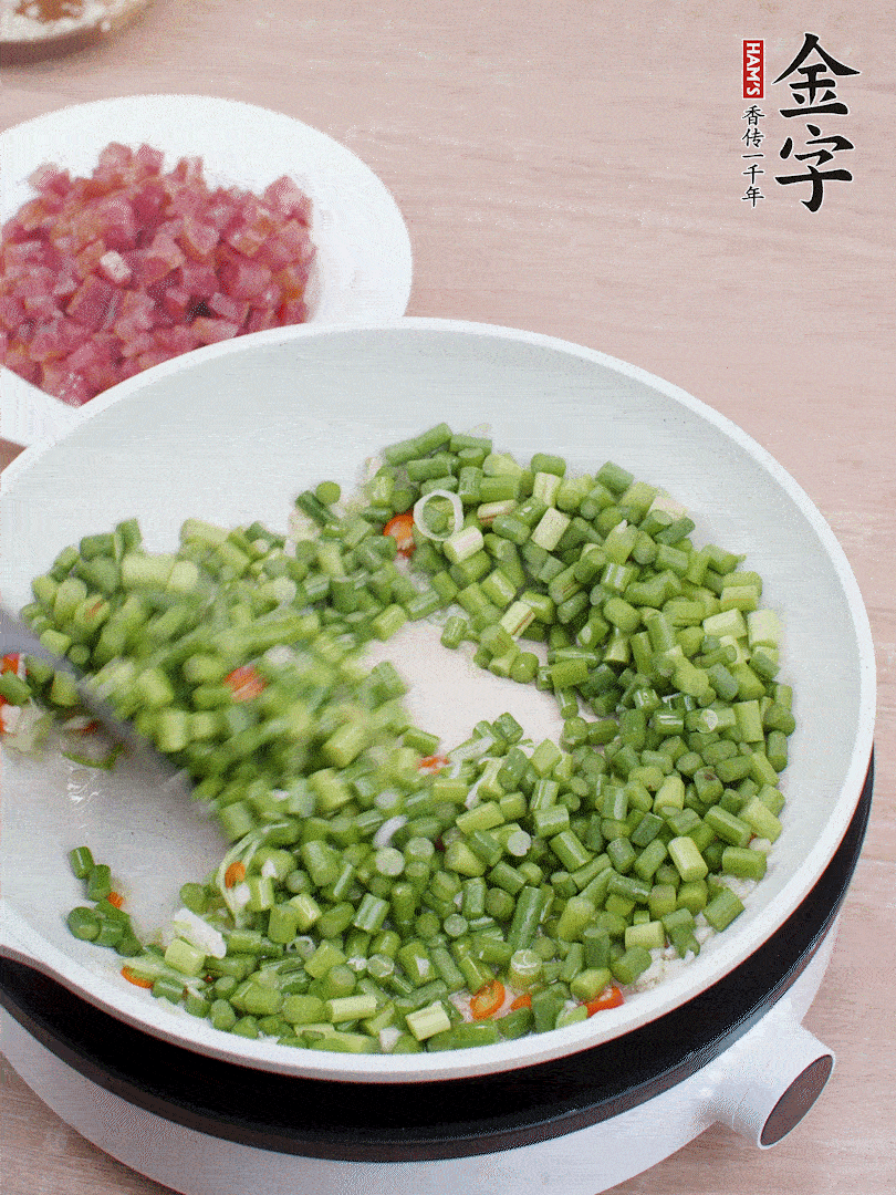 下蒜苔丁、一點鹽翻炒。