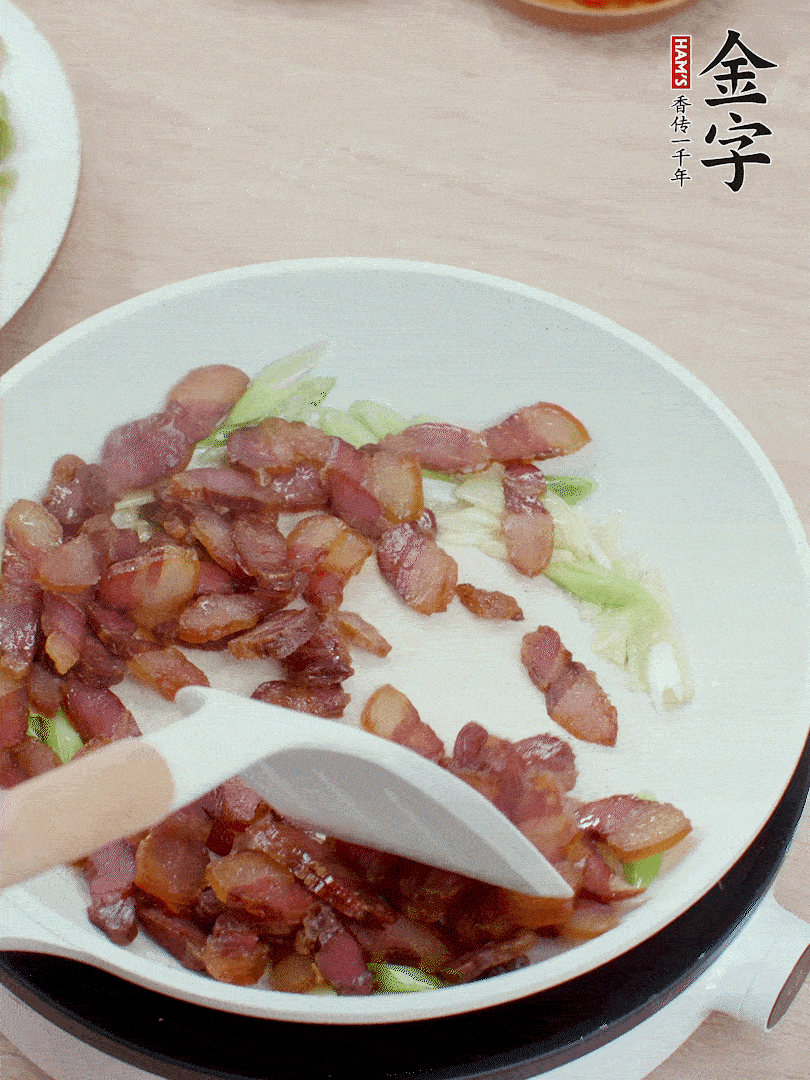 鍋中少許油，姜、蒜白爆香，下臘肉煸出油脂。
