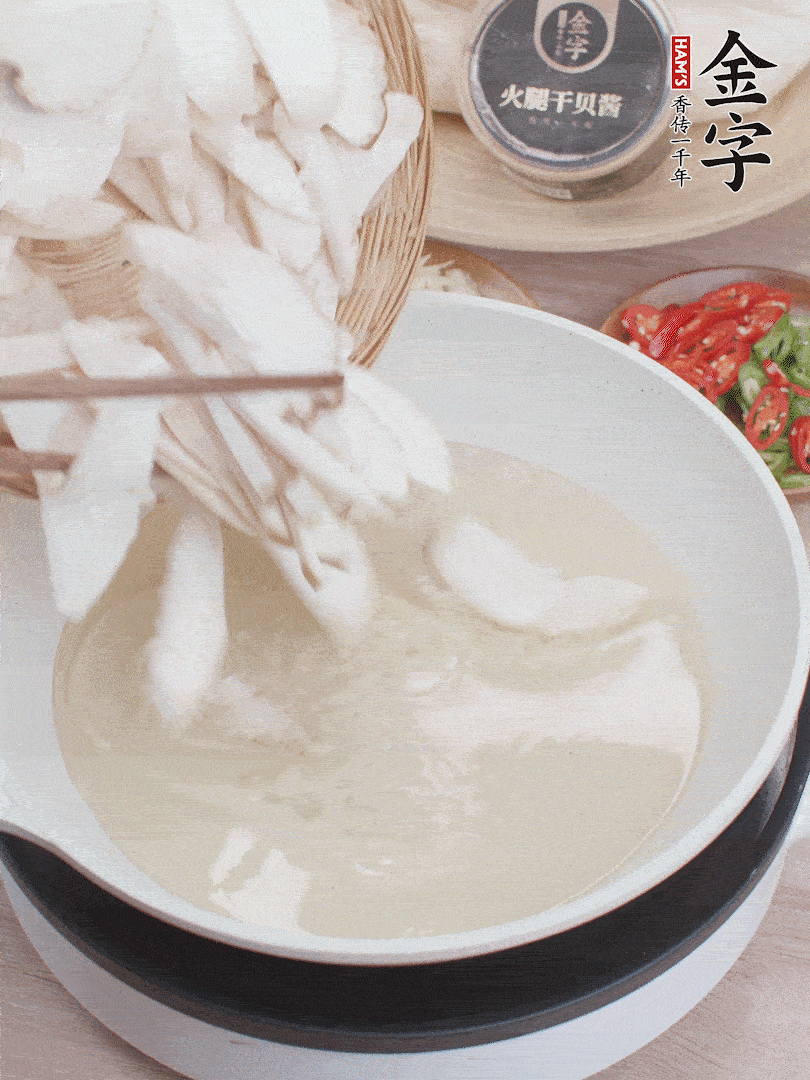 杏鮑菇切成片，油溫7層熱炸2分鐘。