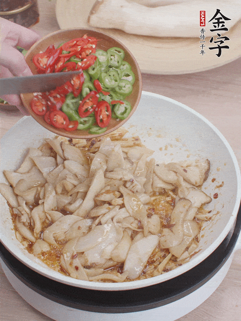下杏鮑菇、青紅辣椒炒出香味。