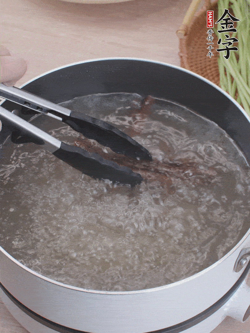 金字醬油肉下鍋煮10分鐘，切薄片。