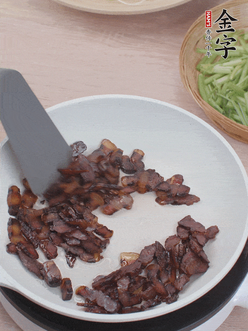 起鍋熱油，煸香醬油肉。