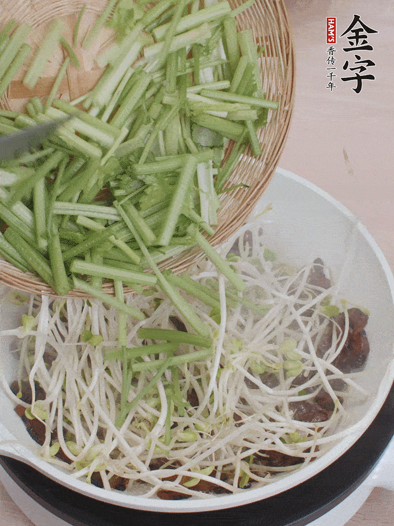 下豆芽、香芹翻炒均勻。