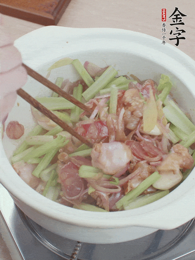 下牛蛙、芹菜、香腸翻炒。