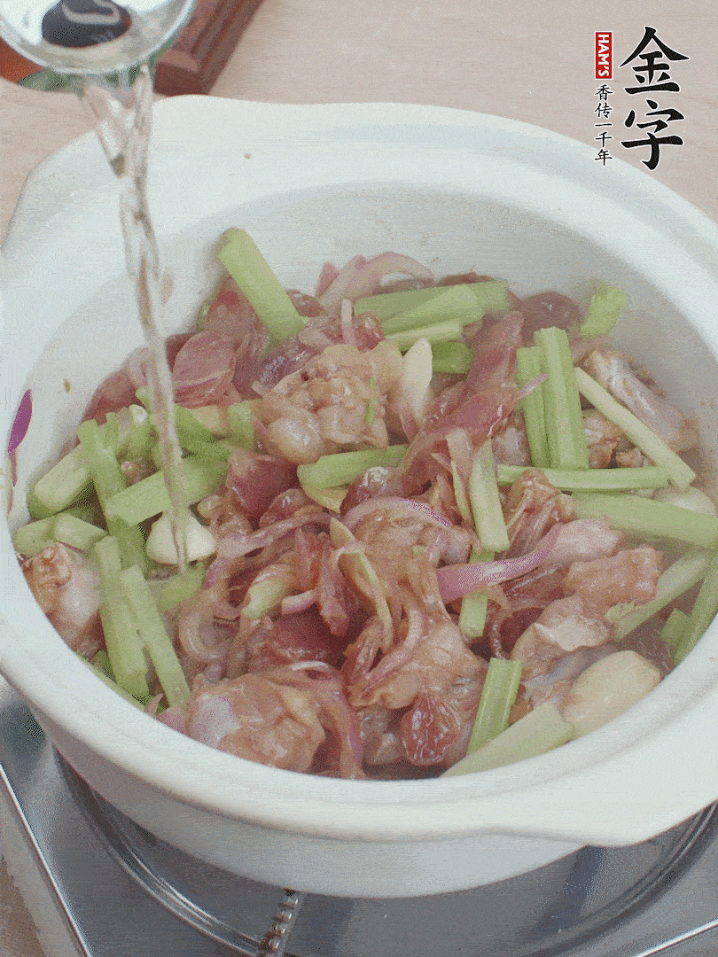 牛蛙變色后，淋點(diǎn)啤酒，加蓋后調(diào)小火燜10分鐘。