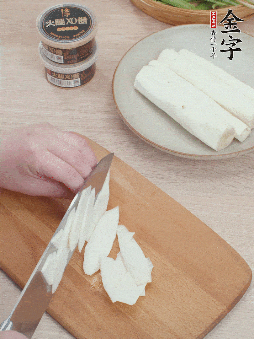 鐵棍山藥去皮，斜刀切片。