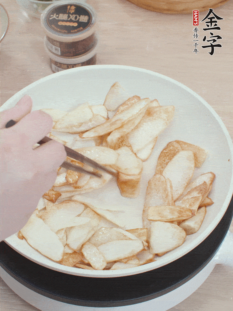鍋中熱油，山藥煎至兩面金黃。