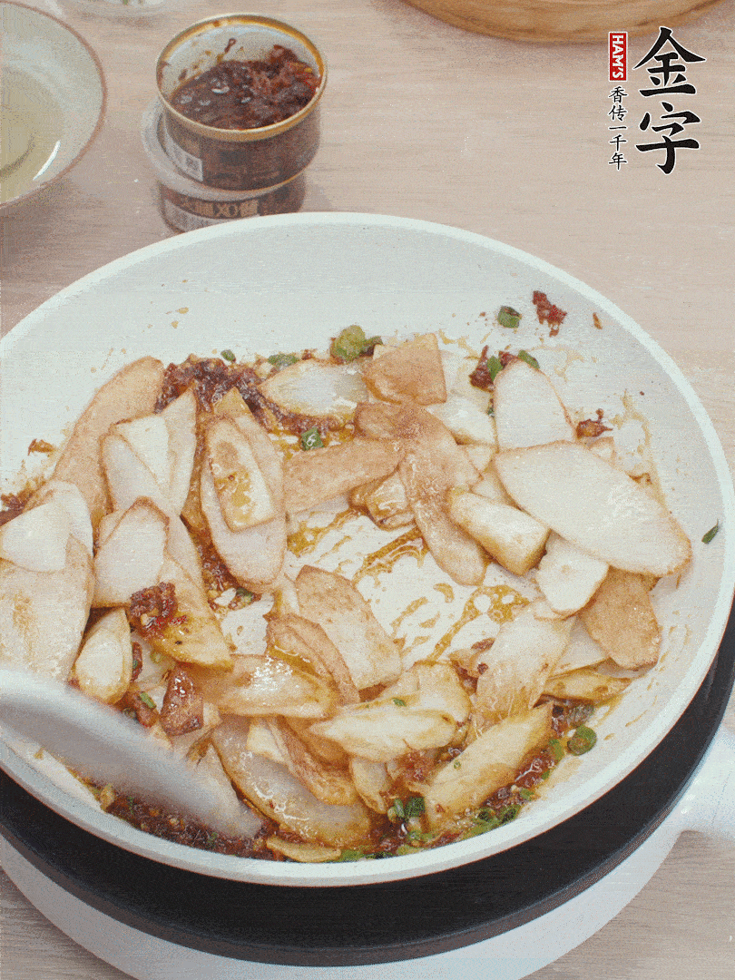 下山藥炒勻，撒蔥花。