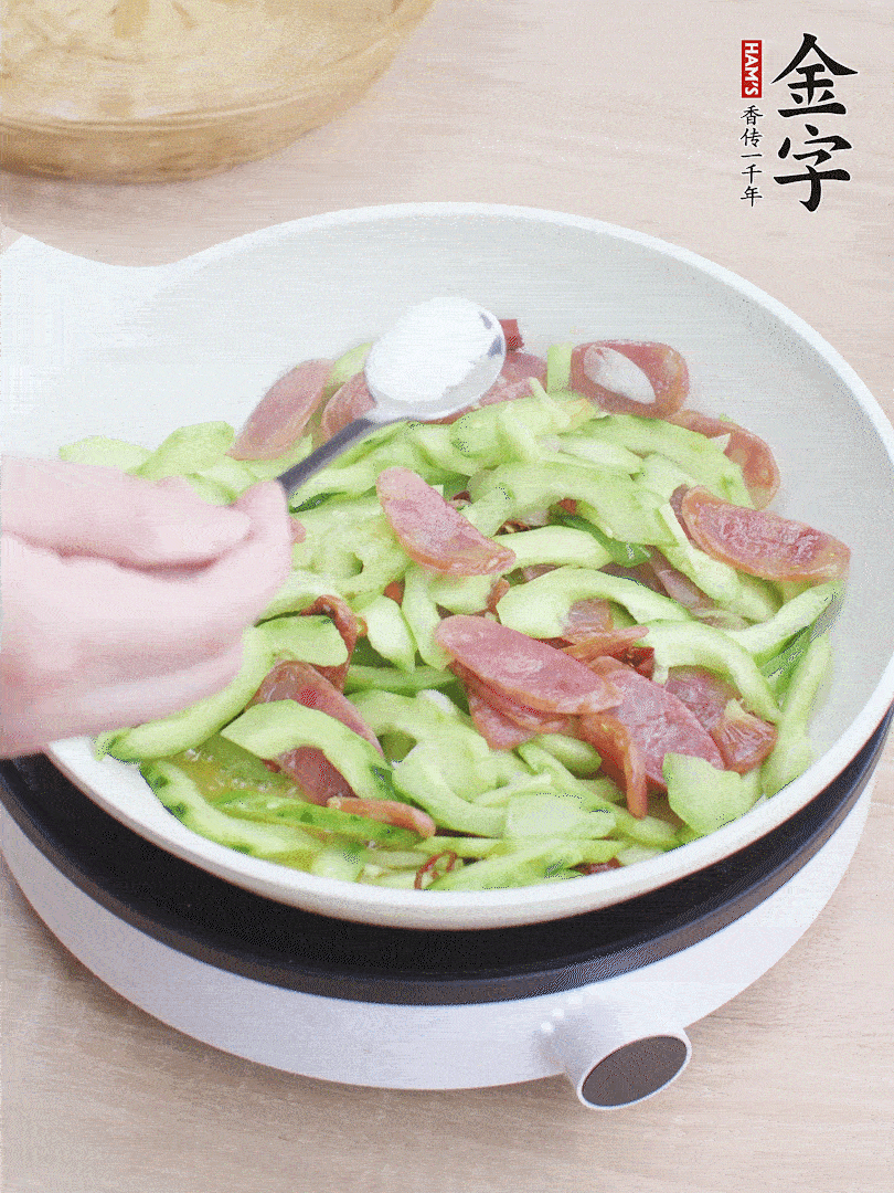 淋點(diǎn)開水，半勺白糖、1勺生抽調(diào)味。