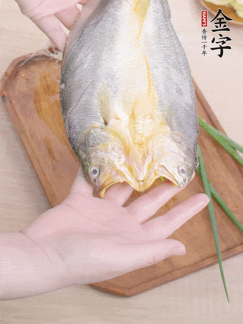 黃魚背部開刀，洗凈切花刀。適量鹽涂抹魚身兩面。