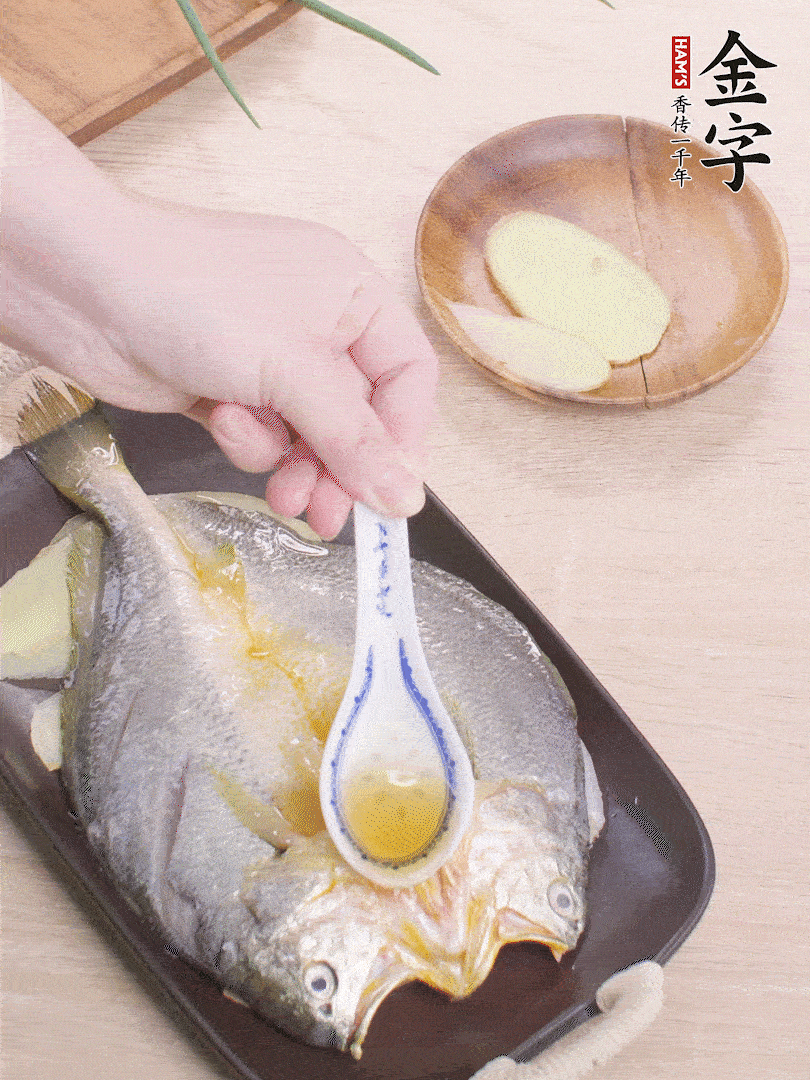 盤底鋪姜片，放黃魚，淋2勺料酒。