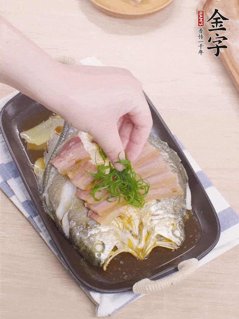 取出姜蔥，淋2勺蒸魚豉油，擺蔥絲。