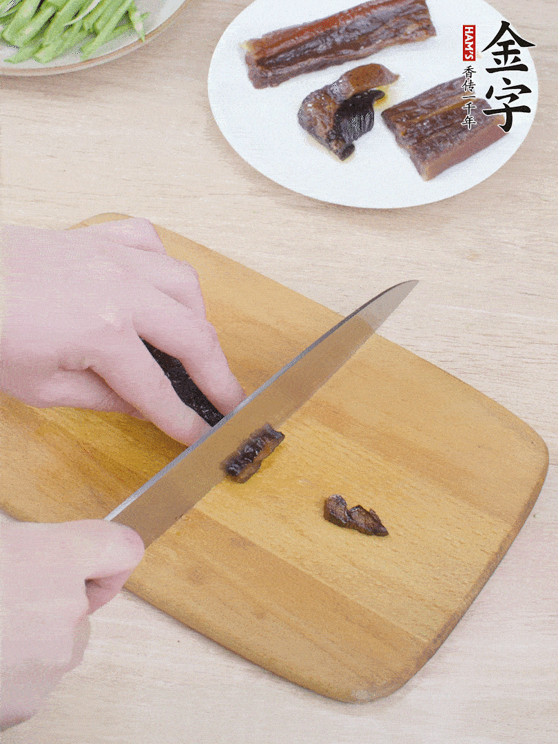 提前煮好的金字醬油肉切片。
