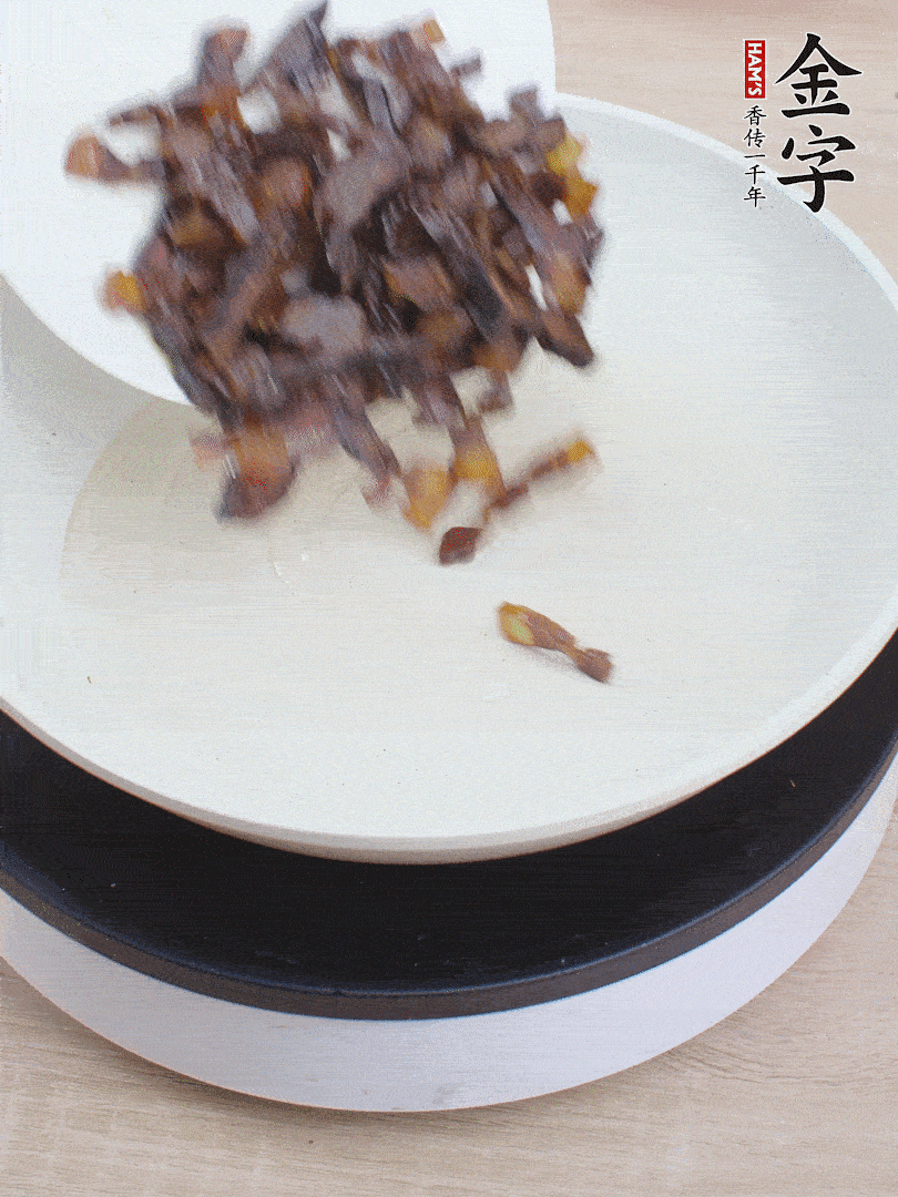油熱倒醬油肉，編出香味。