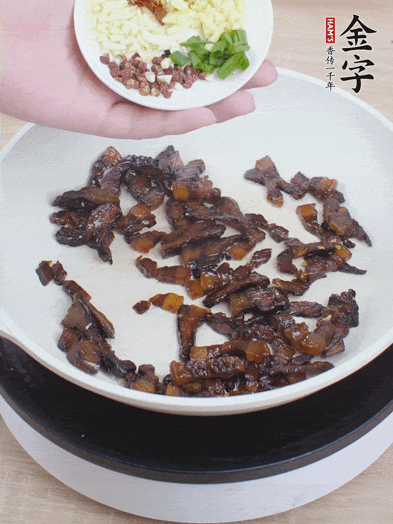 下蔥姜蒜、干辣椒、花椒粒炒香。