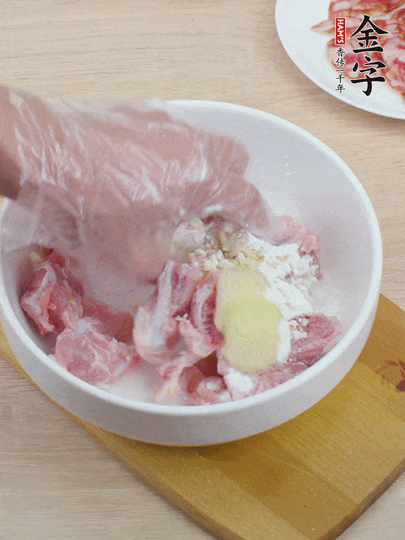 洗凈的小排，加鹽、姜、蒜末、淀粉、胡椒粉抓勻，腌制15分鐘。
