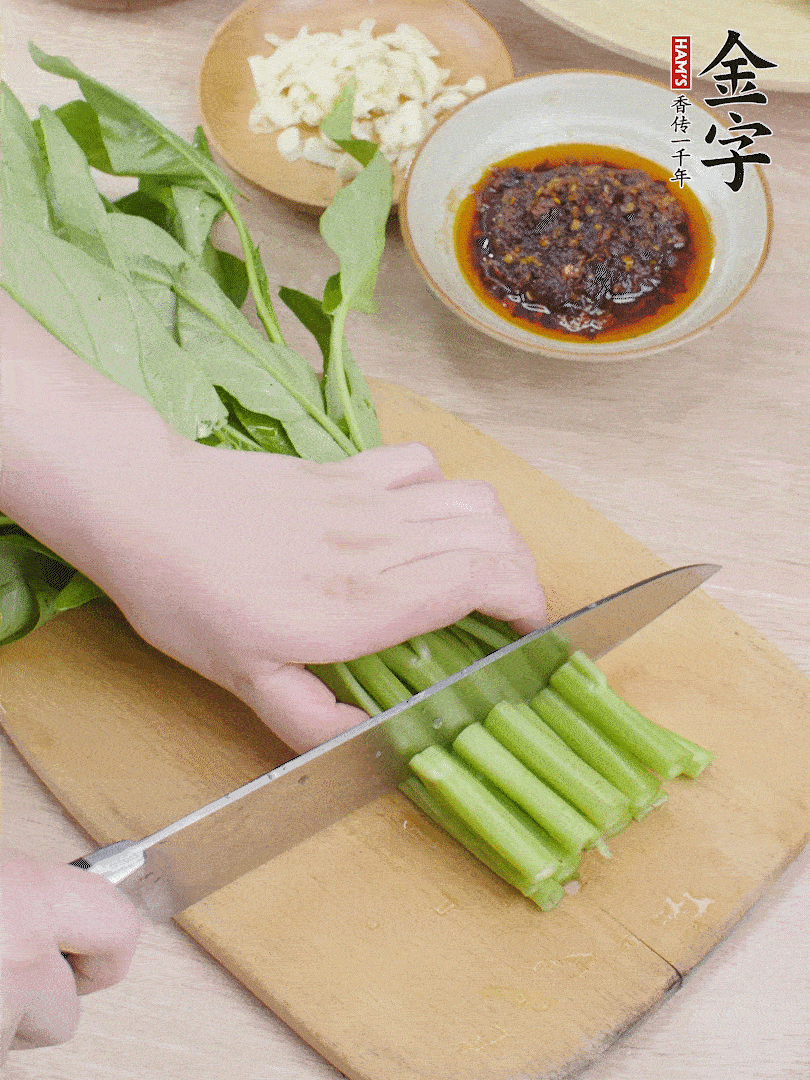 空心菜切段，大蒜拍碎切末。