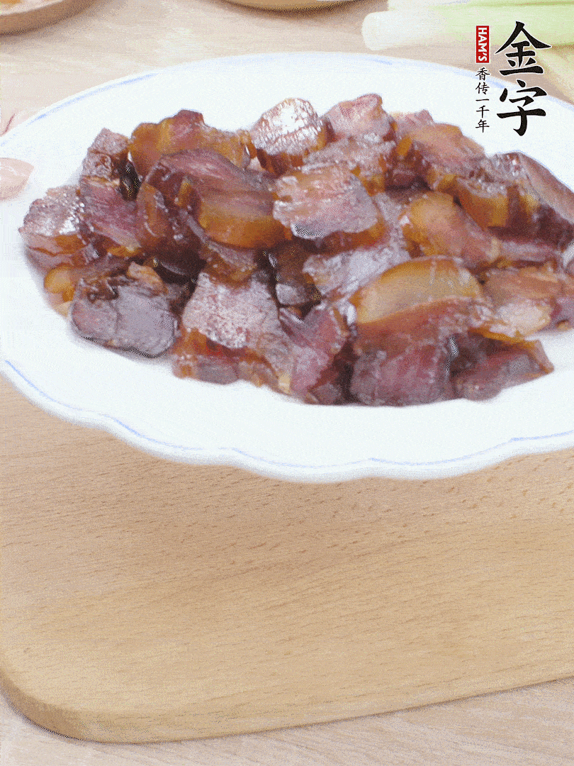 金字醬油肉水煮15分鐘，切薄片。