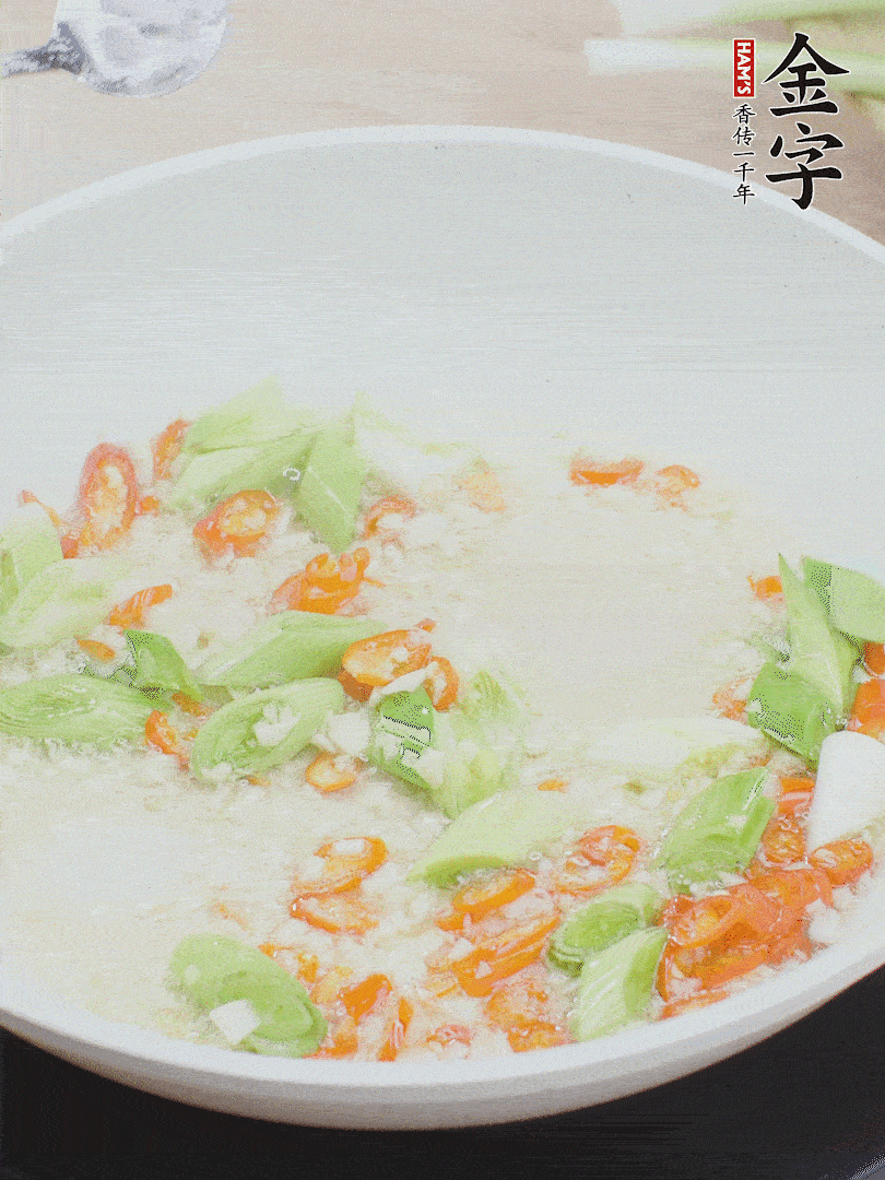 油5成熱時(shí)，下蒜末、辣椒、蒜白煸炒。