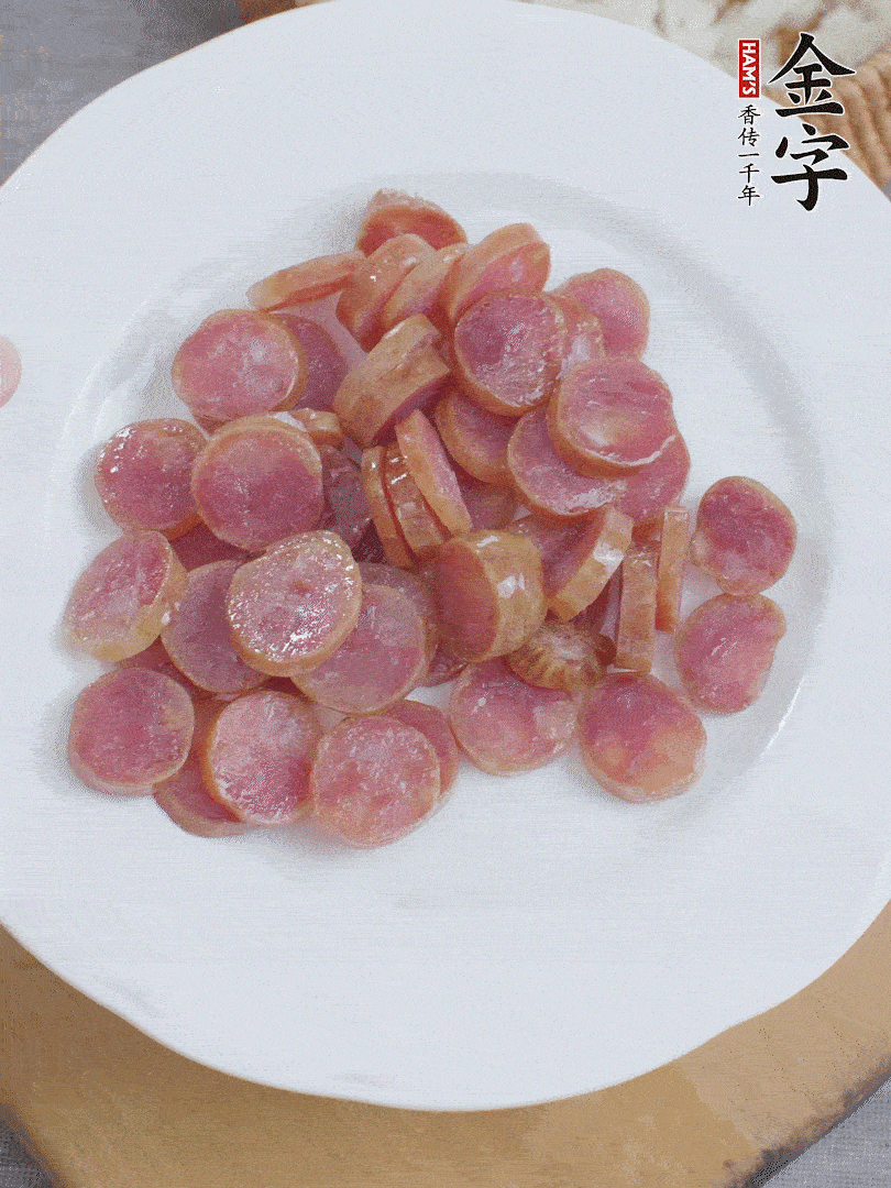 金字香腸煮10分鐘，切圓片。