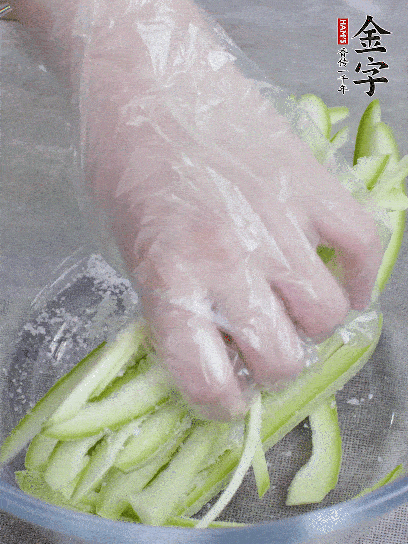 加鹽腌制15分鐘，清洗后擠干水份。