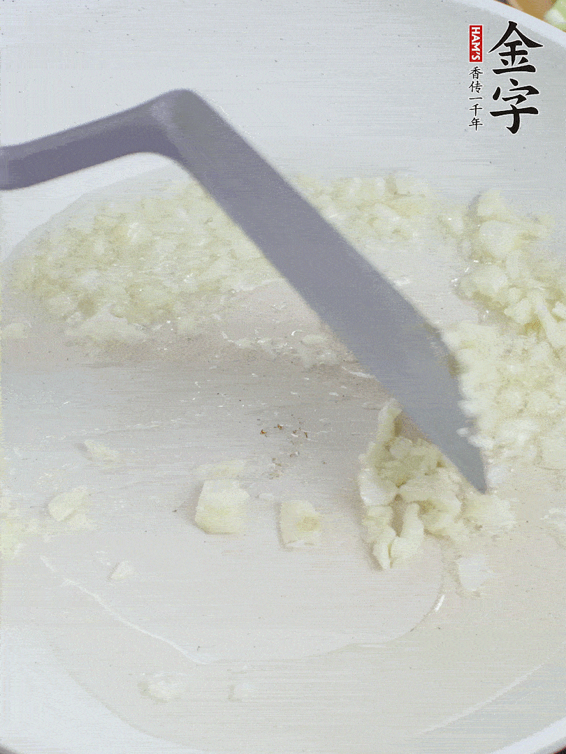 冷鍋熱油，下大蒜煎至兩面微黃。