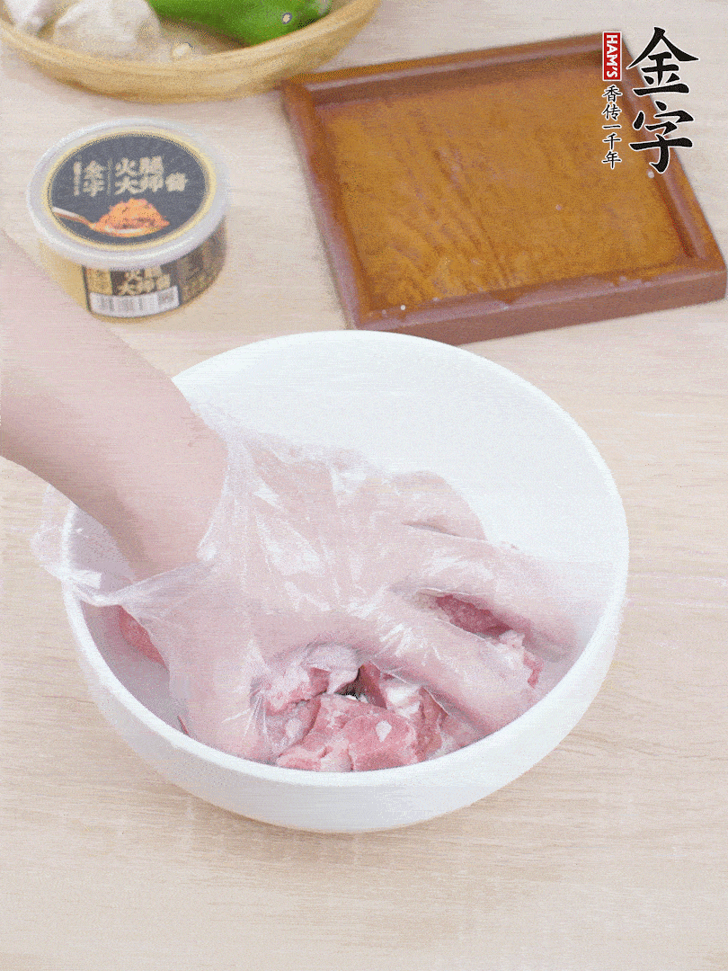 豬小排，加1勺料酒、1勺蠔油、1/3勺白胡椒粉、淀粉，抓拌均勻腌漬30分鐘。青椒去蒂去籽切塊。洋蔥去皮切塊。